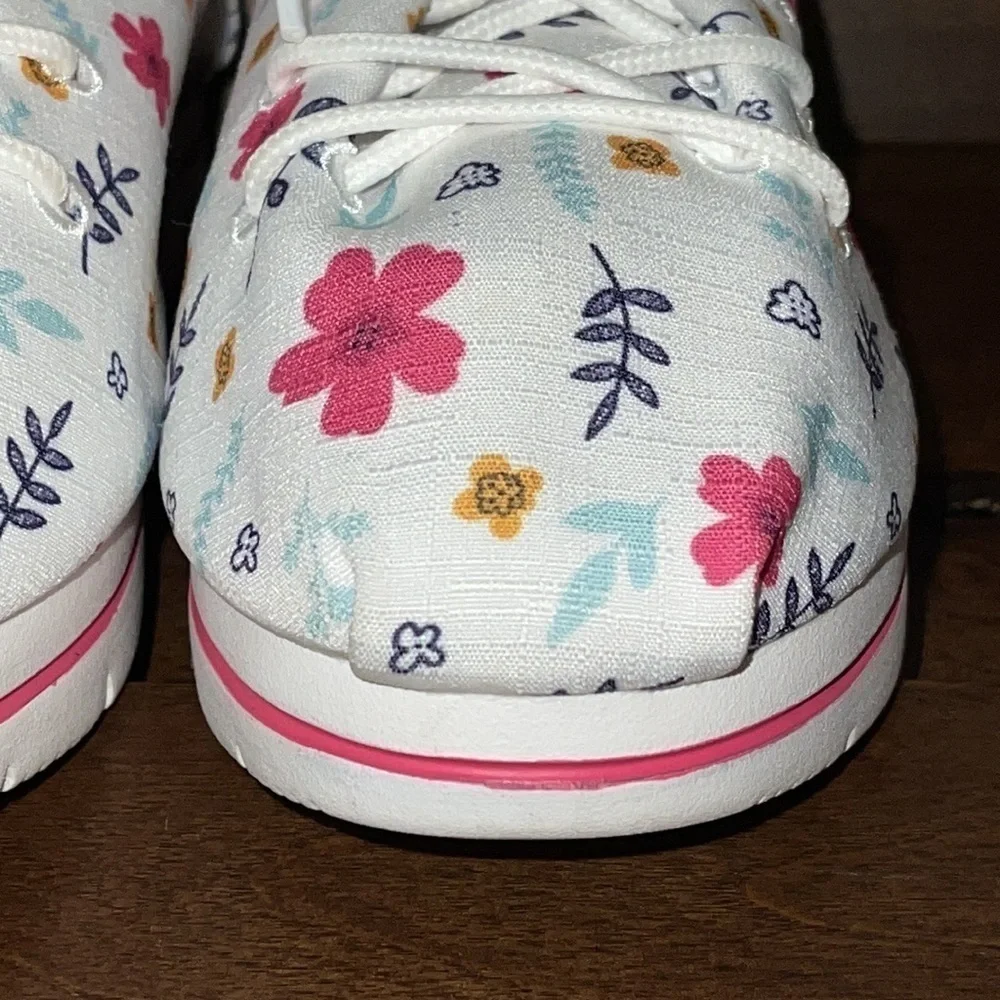 Tt & Mm Platform Floral Sneakers Sz. 9 like new!